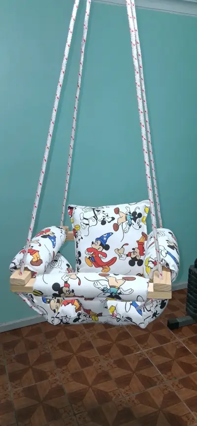 Columpio infantil acolchado con diseño de personajes - miniatura 2