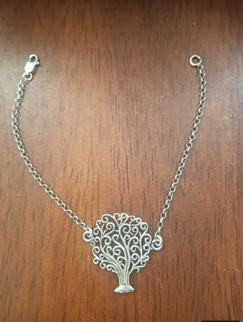 Pulsera de plata con diseño de árbol