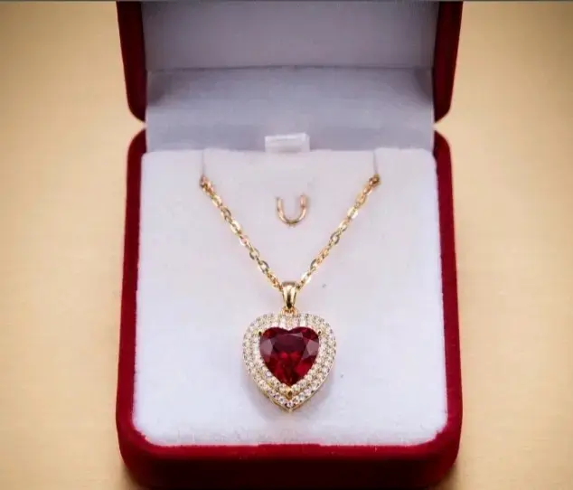 Collar con colgante de corazón rojo