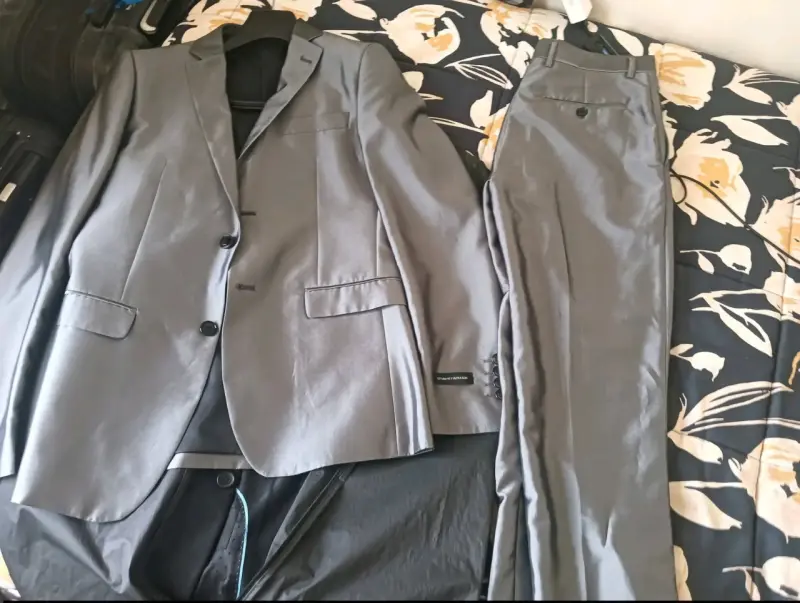 Traje gris para hombre en buen estado - 1