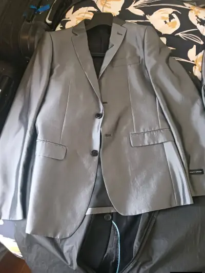 Traje gris para hombre en buen estado - miniatura 2