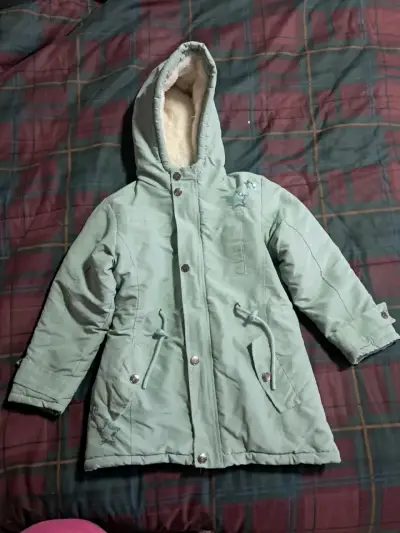 Abrigo de invierno verde para niña con capucha - miniatura 1