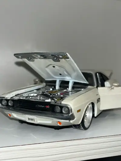 Modelo a escala Dodge Challenger R/T - miniatura 1