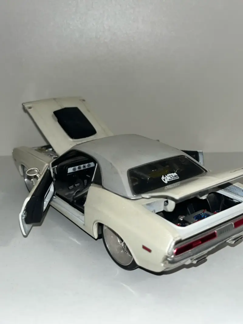 Modelo a escala Dodge Challenger R/T - 2