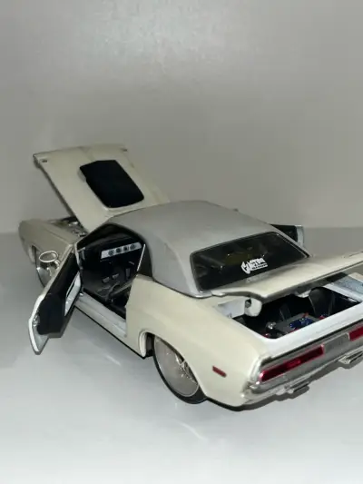 Modelo a escala Dodge Challenger R/T - miniatura 2