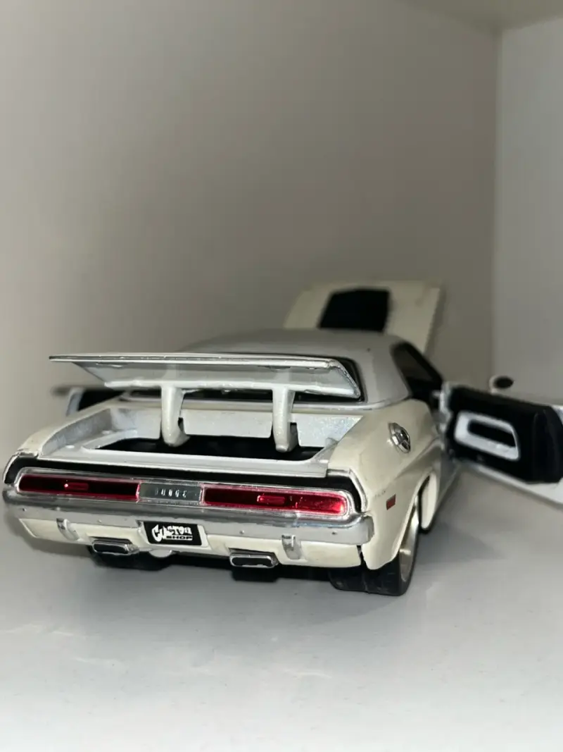 Modelo a escala Dodge Challenger R/T - 3