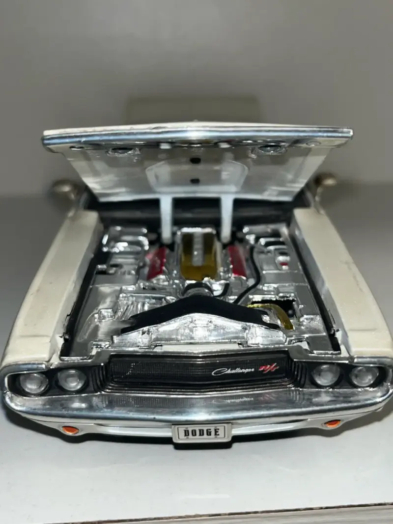 Modelo a escala Dodge Challenger R/T - 4