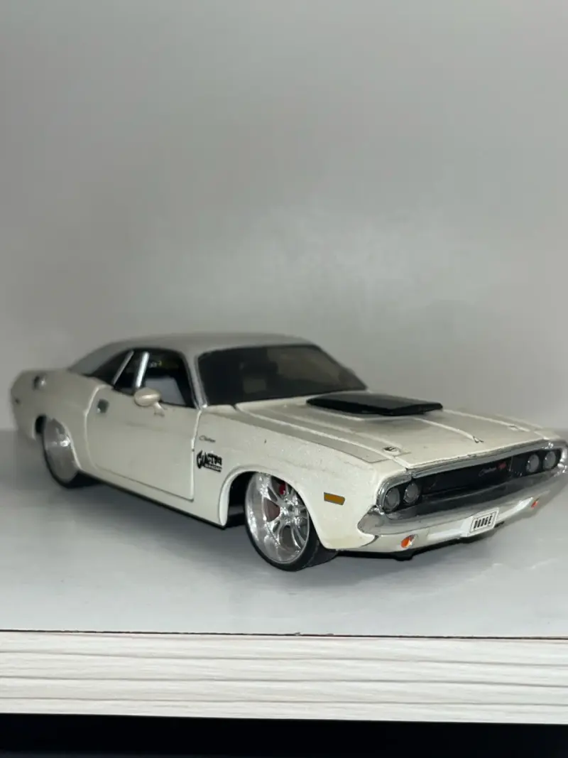 Modelo a escala Dodge Challenger R/T - 5