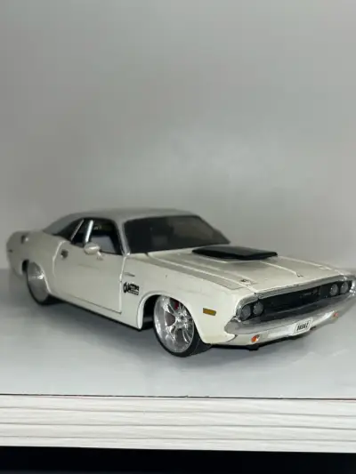 Modelo a escala Dodge Challenger R/T - miniatura 5