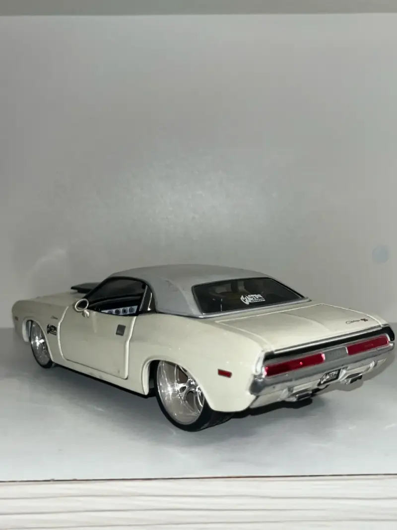 Modelo a escala Dodge Challenger R/T - 6
