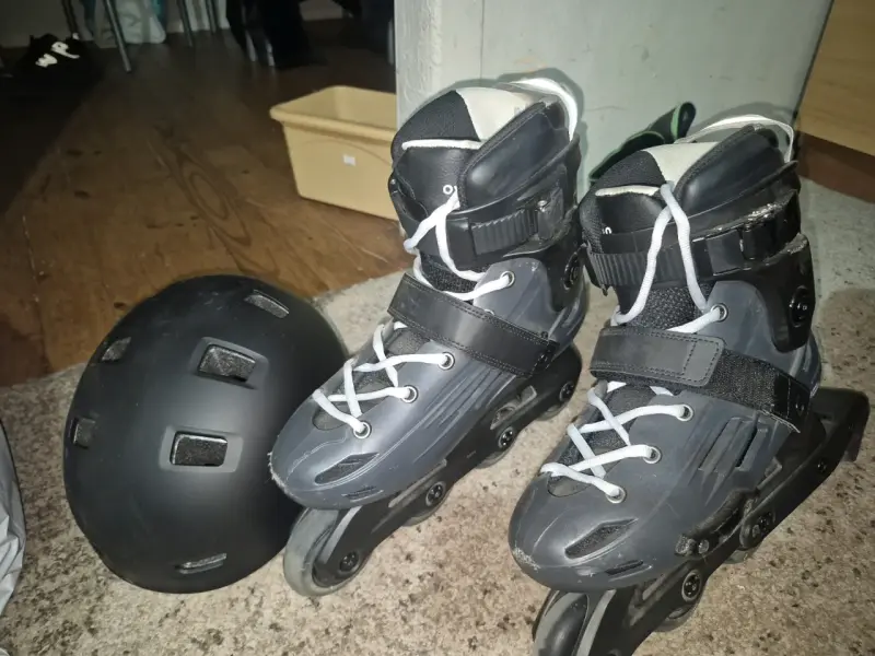 Patines N°39/40 + casco + protecciones - 4