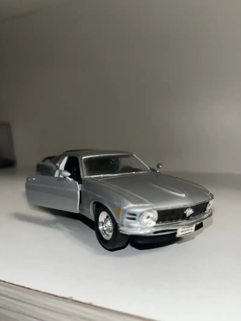 Modelo a escala Ford Mustang 1970 plateado - 2