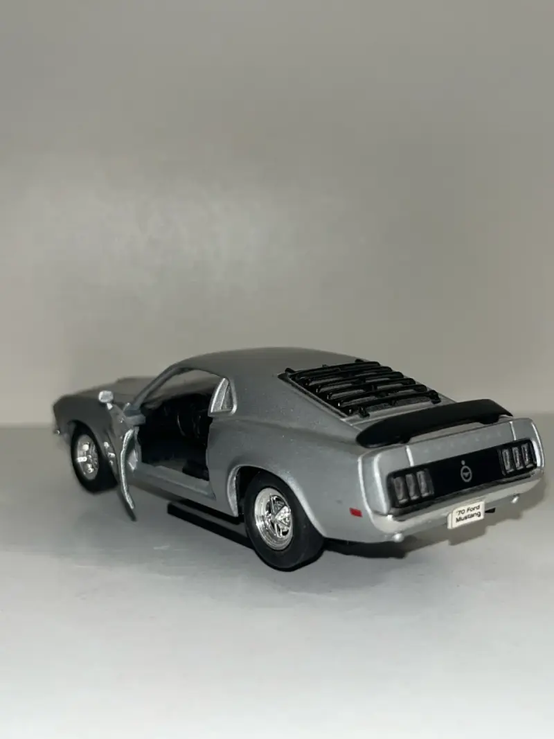 Modelo a escala Ford Mustang 1970 plateado - 3