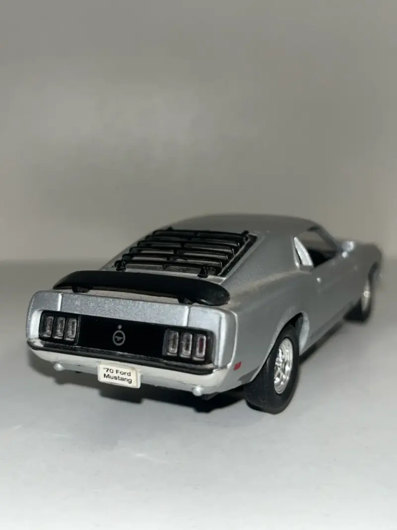 Modelo a escala Ford Mustang 1970 plateado - 4