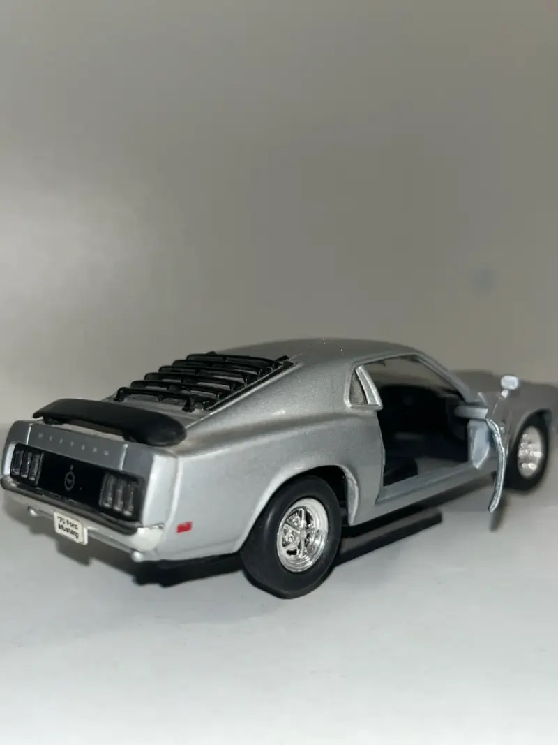 Modelo a escala Ford Mustang 1970 plateado - 5