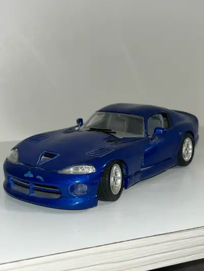 Modelo a escala de auto dodge viper gts - miniatura 1