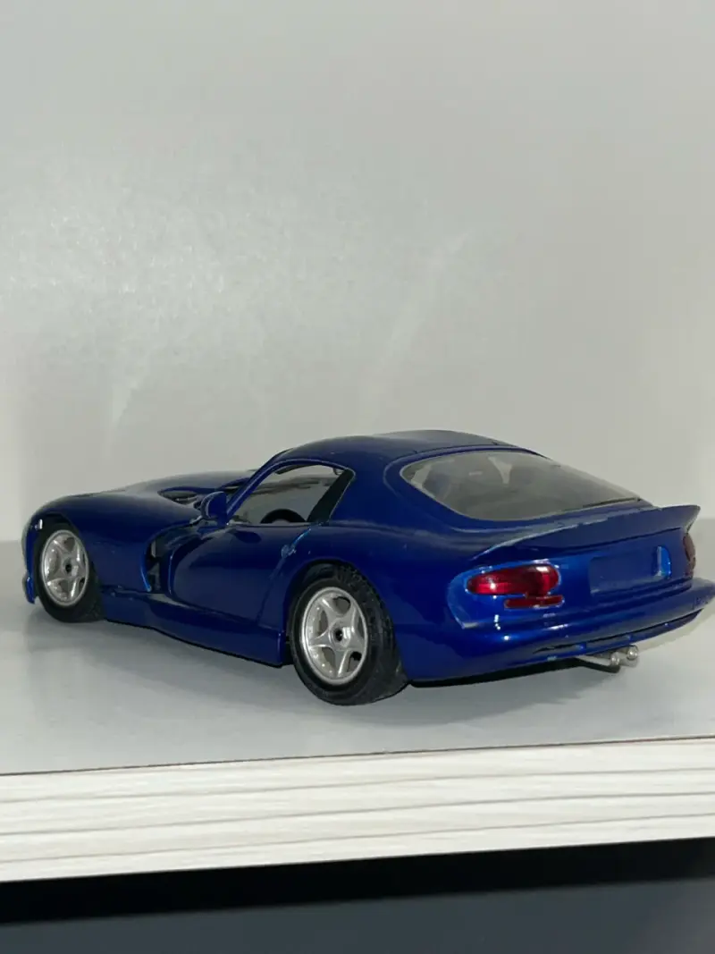 Modelo a escala de auto dodge viper gts - 4