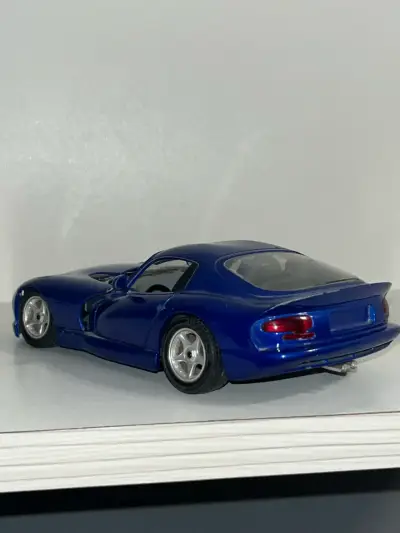 Modelo a escala de auto dodge viper gts - miniatura 4