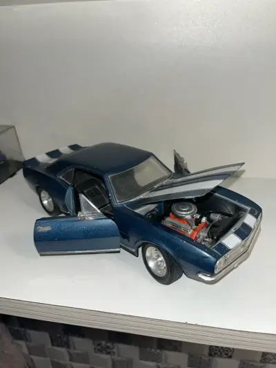 Modelo a escala Chevrolet Camaro 1967 azul - miniatura 1