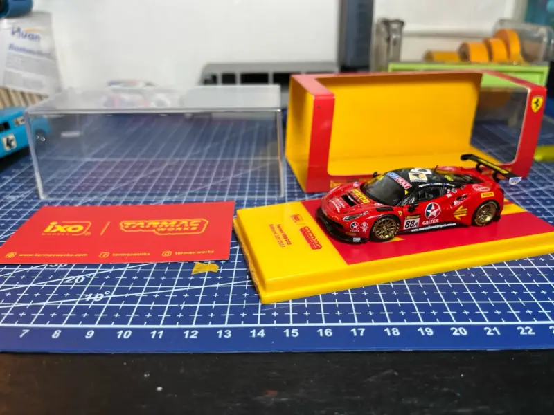 Ferrari 488 GT3 TARMAC WORKS 1:64