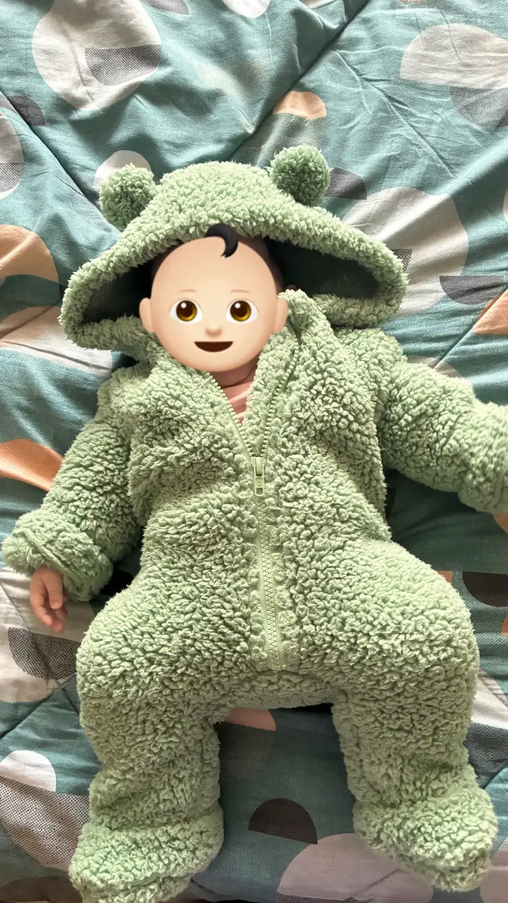 Enterito de bebé verde con capucha de orejas