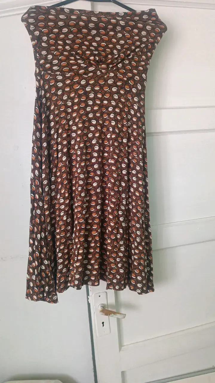 Vestido estampado marrón con diseño circular - 1