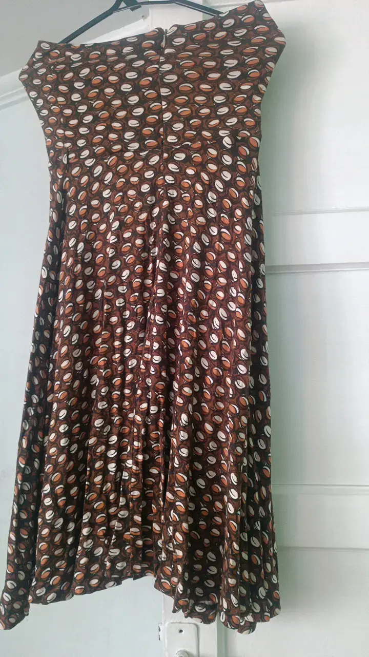 Vestido estampado marrón con diseño circular - 2