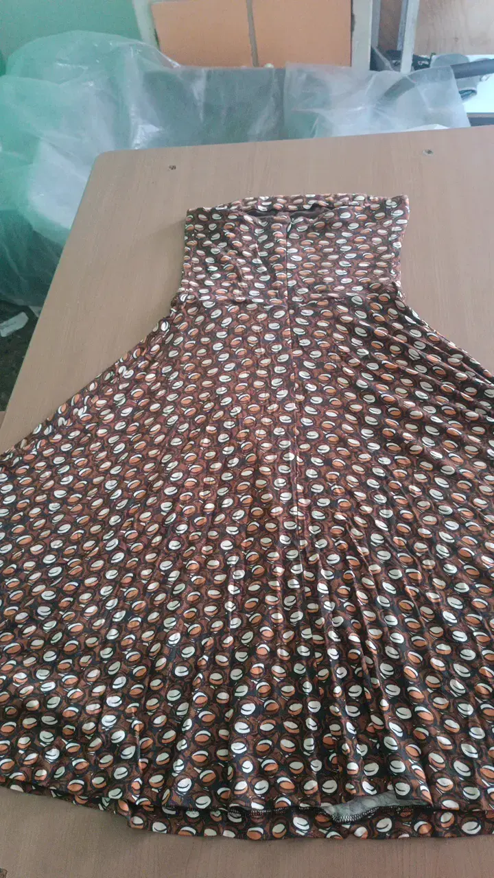 Vestido estampado marrón con diseño circular - 3