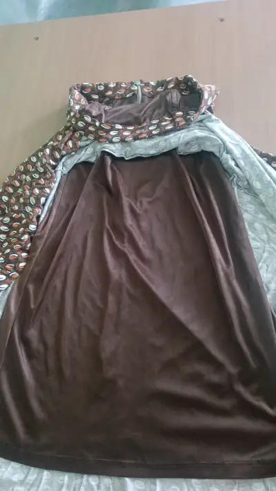 Vestido estampado marrón con diseño circular - miniatura 5