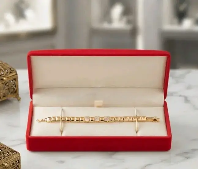 Pulsera con detalles brillantes en estuche r