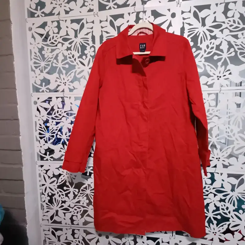 Abrigo impermeable rojo para mujer GAP