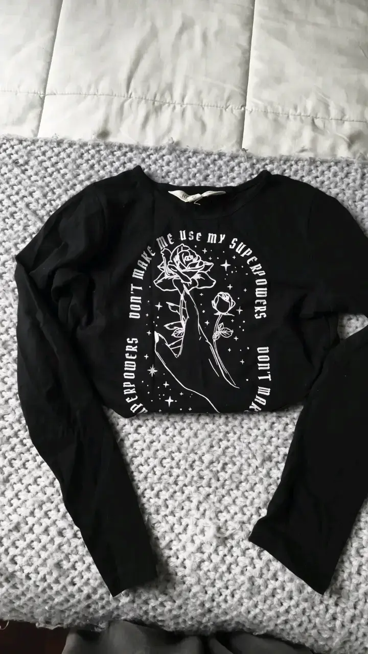 Polera manga larga negra con diseño gráfico