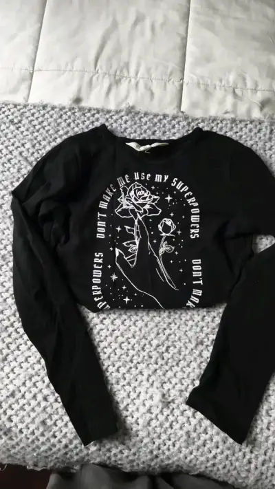 Polera manga larga negra con diseño gráfico - miniatura 1