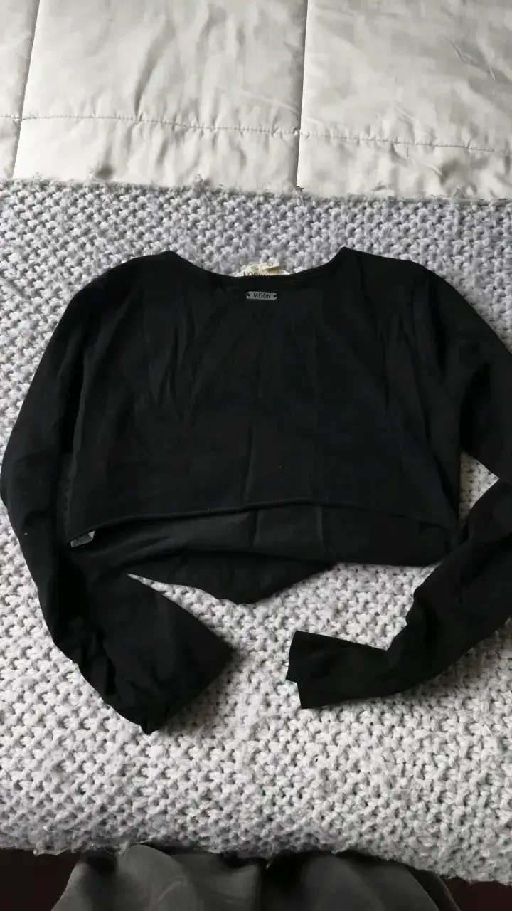 Polera manga larga negra con diseño gráfico - 2