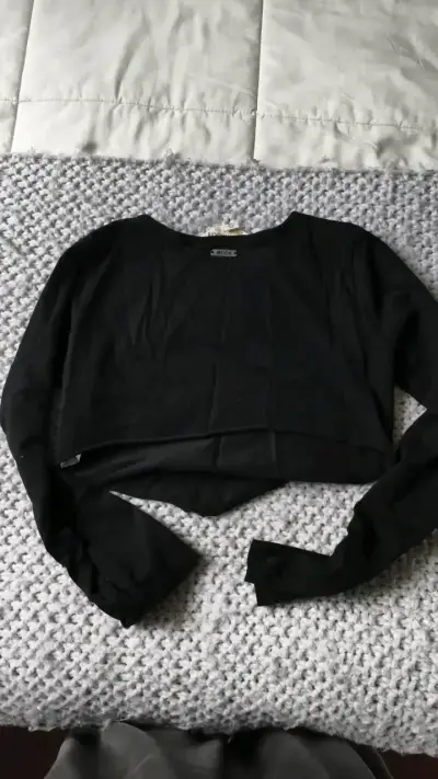 Polera manga larga negra con diseño gráfico - miniatura 2