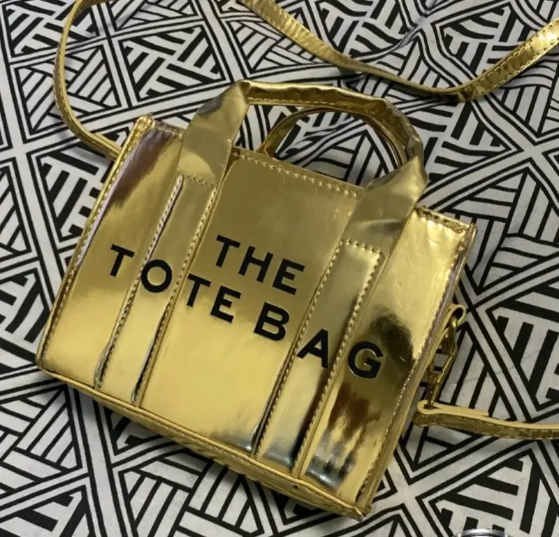 Bolso tote dorado metálico elegante