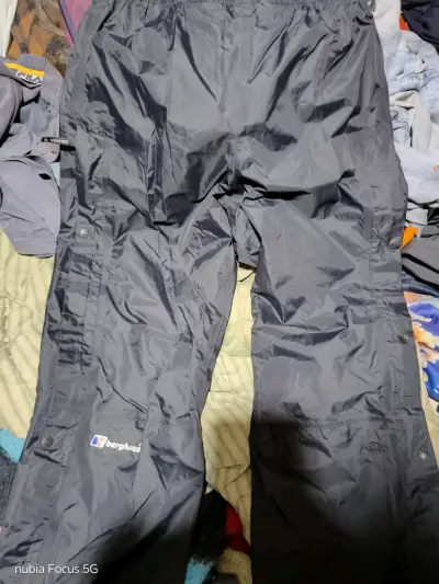 Pantalones impermeables Berghaus negros - miniatura 1