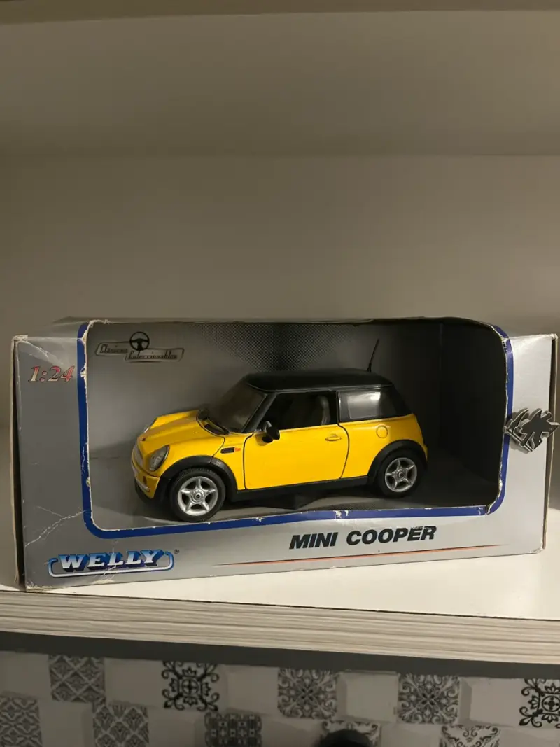 Modelo a escala Mini Cooper amarillo 1:24