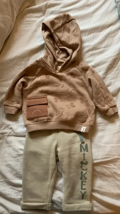 Conjunto de bebé Mickey Mouse con capucha - miniatura 1