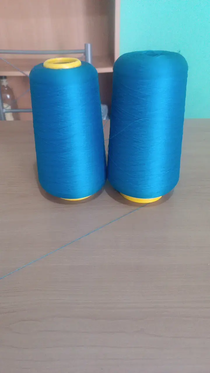 Conos de hilo duro azul para costura de zapatos.
