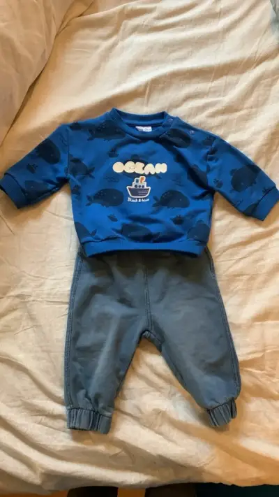 Conjunto de bebé azul con diseño de ballenas - miniatura 1