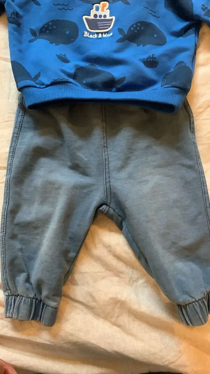 Conjunto de bebé azul con diseño de ballenas - 2