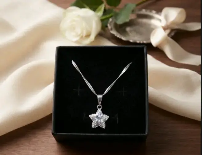Collar de plata con dije de estrella brillante