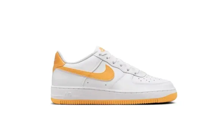 Zapatillas Nike Air Force 1 Blancas y amarillas - 5
