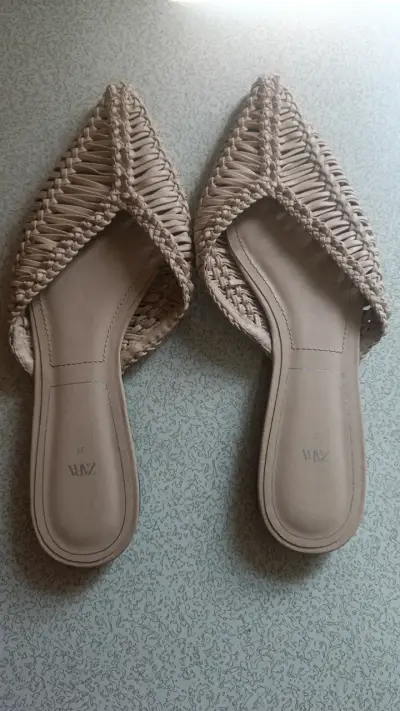 Sandalias planas tejidas beige Zara talla 39 - miniatura 1