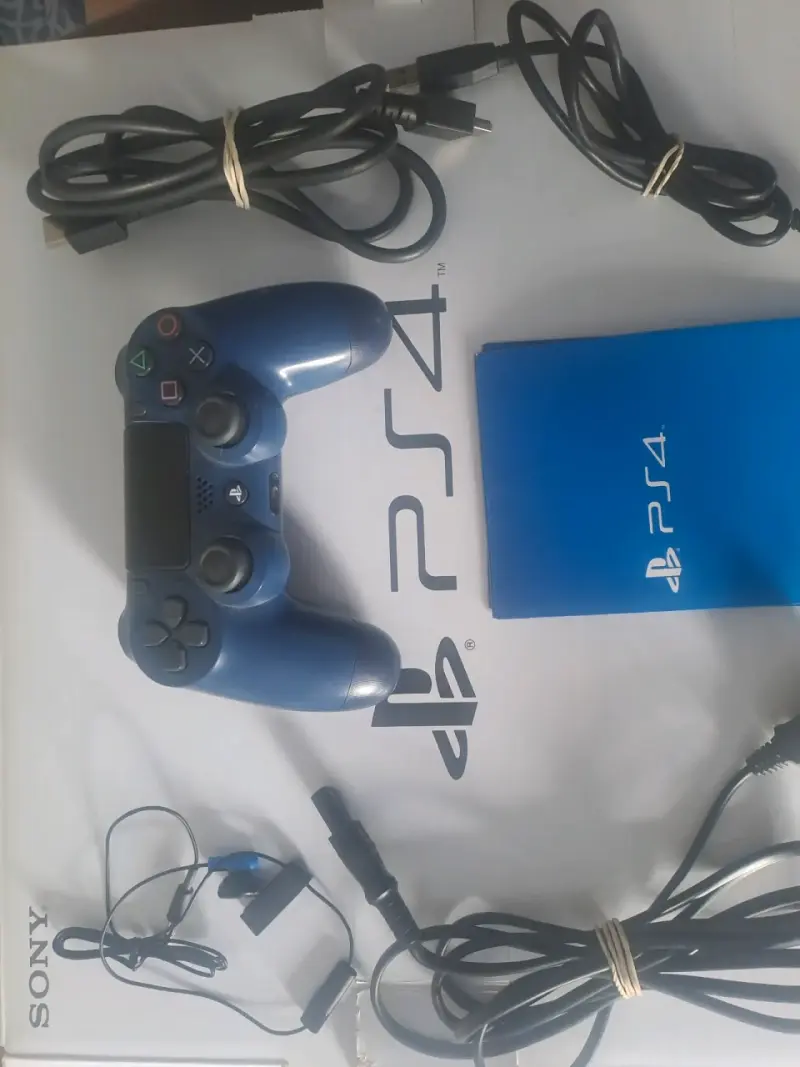 Consola PS4 con control y cables incluidos - 1