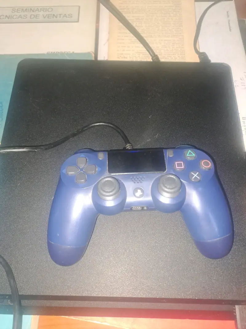 Consola PS4 con control y cables incluidos - 2