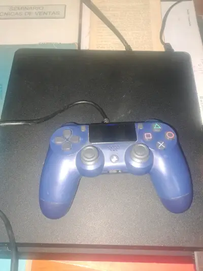 Consola PS4 con control y cables incluidos - miniatura 2