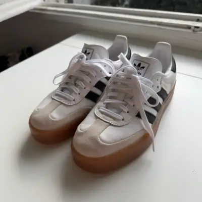 Zapatillas Adidas Samba blancas y negras - miniatura 1