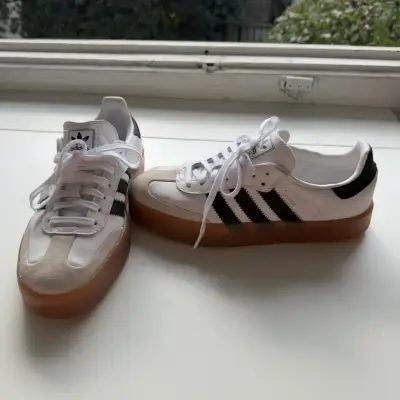 Zapatillas Adidas Samba blancas y negras - miniatura 4